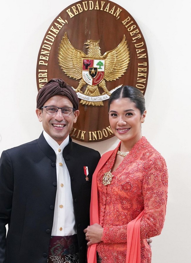 Franka Franklin Makarim jadi salah satu tamu yang diundang dalam perayaan Hari Kemerdekaan ke-78 Republik Indonesia di Istana Merdeka, Kamis (17/8/2023). Kebaya oranye jadi pilihan busananya. Foto: Instagram/@frankamakarim