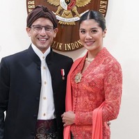 Franka Franklin Makarim jadi salah satu tamu yang diundang dalam perayaan Hari Kemerdekaan ke-78 Republik Indonesia di Istana Merdeka, Kamis (17/8/2023). Kebaya oranye jadi pilihan busananya. Foto: Instagram/@frankamakarim