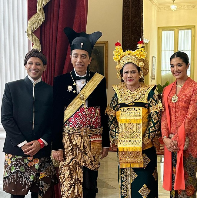 Franka Franklin dan Nadiem Makarim menyempatkan foto bersama beberapa toko ternama. Salah satunya Presiden RI Joko Widodo dan Ibu Negara Iriana. Foto: Instagram/@frankamakarim