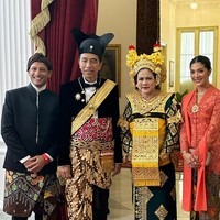 Franka Franklin dan Nadiem Makarim menyempatkan foto bersama beberapa toko ternama. Salah satunya Presiden RI Joko Widodo dan Ibu Negara Iriana. Foto: Instagram/@frankamakarim