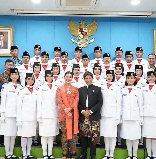 Kebaya dipadukan dengan kain batik klasik. Dia pengusaha perhiasan ini juga melengkapi penampilannya dengan selendang berwarna senada. Foto: Instagram/@frankamakarim