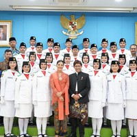 Kebaya dipadukan dengan kain batik klasik. Dia pengusaha perhiasan ini juga melengkapi penampilannya dengan selendang berwarna senada. Foto: Instagram/@frankamakarim