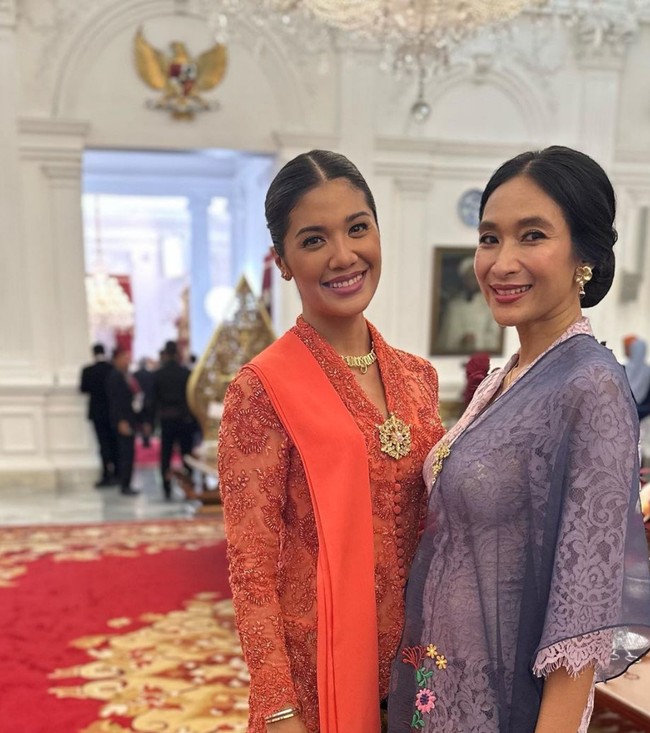 Bros yang disematkan di dada menambah kesan manis pada kebaya yang dikenakannya. Foto: Instagram/@frankamakarim