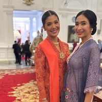 Bros yang disematkan di dada menambah kesan manis pada kebaya yang dikenakannya. Foto: Instagram/@frankamakarim