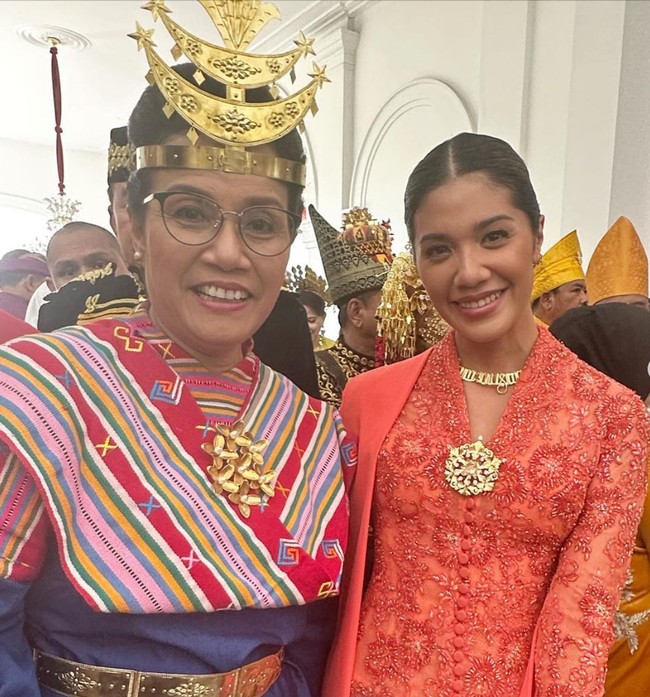 Wanita 40 tahun ini juga berkesempatan foto baren Menteri Keuangan Sri Mulyani yang memakai busana adat Timor Tengah Selatan. Foto: Instagram/@frankamakarim