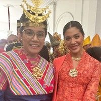 Wanita 40 tahun ini juga berkesempatan foto baren Menteri Keuangan Sri Mulyani yang memakai busana adat Timor Tengah Selatan. Foto: Instagram/@frankamakarim