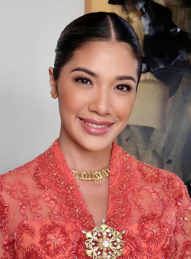 Franka tampak mengenakan kalung emas berbentuk aksara Jawa, serta anting berhias bunga. Foto: Instagram/@frankamakarim