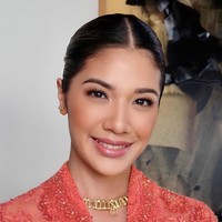 Franka tampak mengenakan kalung emas berbentuk aksara Jawa, serta anting berhias bunga. Foto: Instagram/@frankamakarim