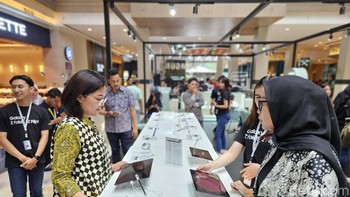 Pengunjung dapat menjajal trio Galaxy Tab S9 series. Foto: Adi Fida Rahman/detikINET
