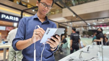 Pengunjung bisa menjajal Galaxy Z Fold 5 lengkap dengan S-Pen. Foto: Adi Fida Rahman/detikINET