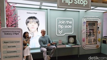 Jangan lupa foto-foto di halte Flip Stop yang dihiasi Jimin BTS. Foto: Adi Fida Rahman/detikINET