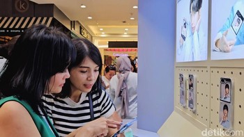 Pengunjung dapat menjajal case khusus BTS. Foto: Adi Fida Rahman/detikINET