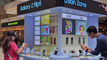 Ragam aksesori untuk case Galaxy Z Flip 5. Foto: Adi Fida Rahman/detikINET