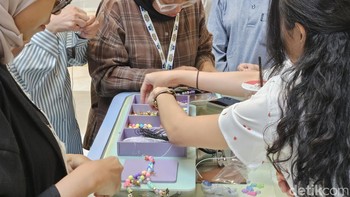 Pengunjung bisa membuat aksesori. Foto: Adi Fida Rahman/detikINET