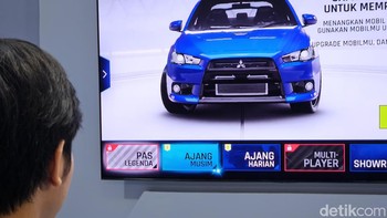 Menjajal kemampuan Z Fold 5 untuk main game. Foto: Adi Fida Rahman/detikINET