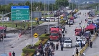 Sedikitnya 10 orang tewas ketika sebuah pesawat jet pribadi menabrak mobil dan sepeda motor di sebuah jalan tol di Elmina, Negara Bagian Selangor, saat berusaha melakukan pendaratan, kata kepolisian Malaysia pada Kamis (17/08). 