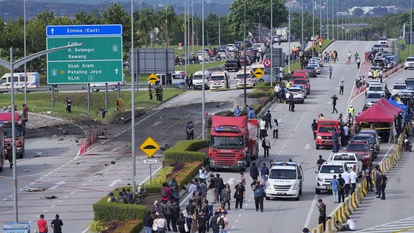 Foto Lokasi Pesawat Jatuh di Jalan Tol Malaysia, Puing Berserakan