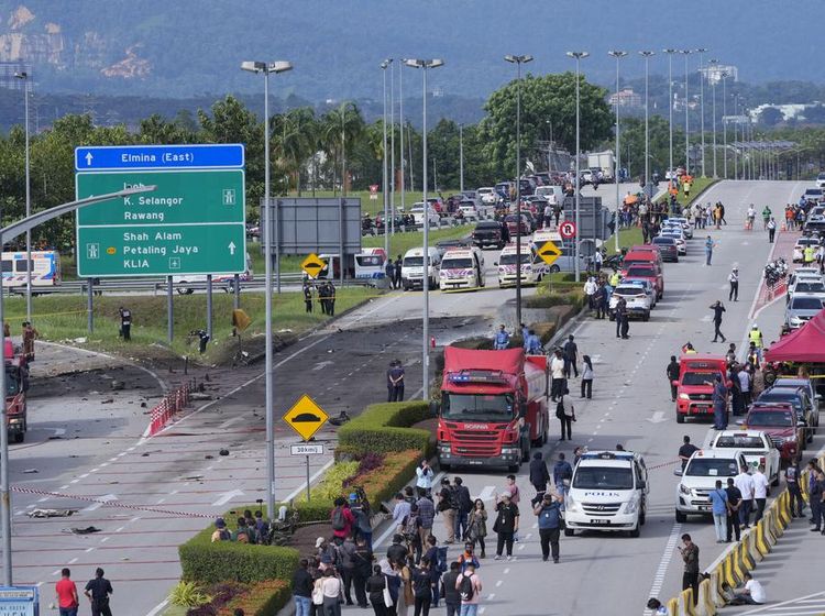 Foto Lokasi Pesawat Jatuh di Jalan Tol Malaysia, Puing Berserakan
