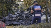 Tampak kondisi pesawat yang sudah hangus terbakar. 