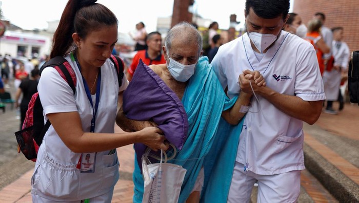 Gempa 6,3 M Guncang Kolombia, Ratusan Pasien RS Dievakuasi Medical personnel of the Primavera clinic evacuate patients after a strong earthquake in Villavicencio, Colombia, August 17, 2023. REUTERS/Santiago Molina NO RESALES. NO ARCHIVES