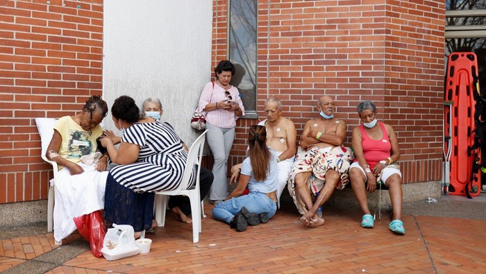 Medical personnel of the Primavera clinic evacuate patients after a strong earthquake in Villavicencio, Colombia, August 17, 2023. REUTERS/Santiago Molina NO RESALES. NO ARCHIVES