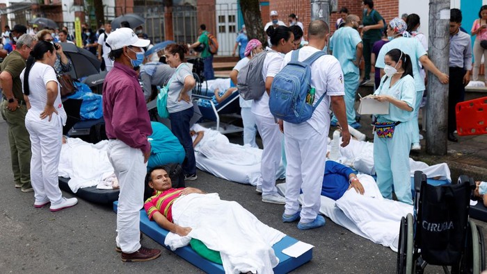 Gempa 6,3 M Guncang Kolombia, Ratusan Pasien RS Dievakuasi Medical personnel of the Primavera clinic evacuate patients after a strong earthquake in Villavicencio, Colombia, August 17, 2023. REUTERS/Santiago Molina NO RESALES. NO ARCHIVES