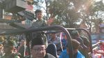 Potret Gibran Pakai Baju Petugas Parkir saat Pawai di Solo