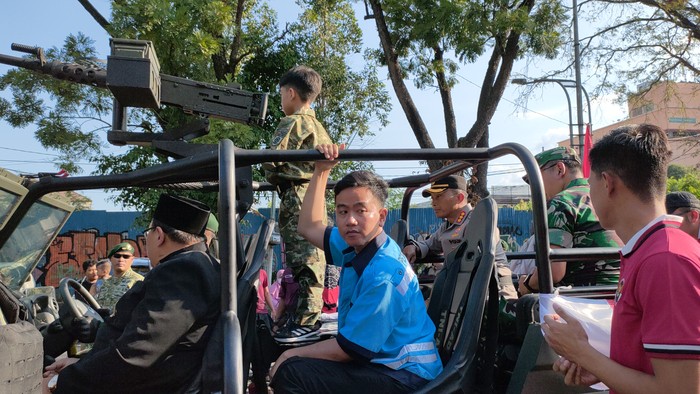 Gibran Wali Kota Solo Gibran Rakabumi Raka dan Jan Ethes Srinarendra mengikuti pawai pembangunan