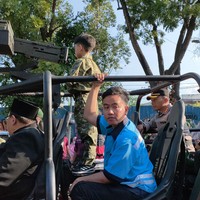 Suami Selvi Ananda ini punya alasan tersendiri bersolek dengan baju tersebut. Konsepnya retribusi. Tidak ada pesan apa-apa, meramaikan pawai saja, kata Gibran dikutip detikJatengn usai mengikuti pawai tersebut. (Foto: Dok Istimewa)