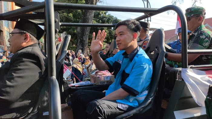 Gibran Wali Kota Solo Gibran Rakabumi Raka dan Jan Ethes Srinarendra mengikuti pawai pembangunan