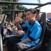 Berpartisipasi di Pawai Pembangunan Solo dalam rangka HUT ke-78 RI pada Agustus lalu, Gibran muncul dengan seragam juru parkir saat peserta kebanyakan mengandalkan busana daerah. Putranya, Jan Ethes juga diboyong, tapi memilih kostum seragam militer. (Foto: Dok Istimewa)