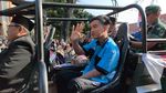Potret Gibran Pakai Baju Petugas Parkir saat Pawai di Solo