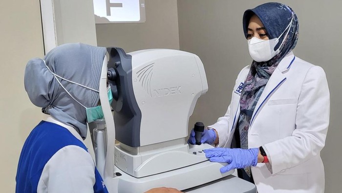 Pemeriksaan tekanan intraokular pada Glaukoma di PKU Muhamadiyah, Gamping, Sleman.