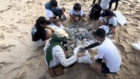 Di Bali, aksi gotong royong dilakukan bersama komunitas Bumi Journey dengan membersihkan pantai dari sampah.  