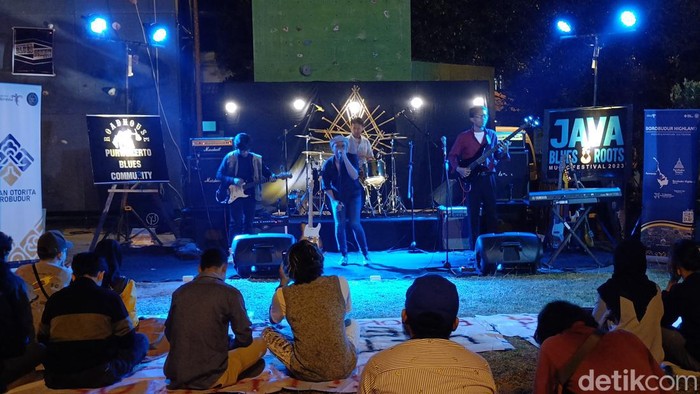 Grup musik blues lokal tampil dalam pagelaran Pre Event Java Blues and Roots Music Festival Borobudur 2023 di Kampus UIN Saizu Purwokerto, Banyumas, Jumat (18/8/2023).