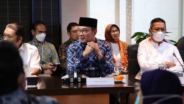 Gubernur Jawa Barat Ridwan Kamil menghadiri rapat koordinasi bersama Menko Marves