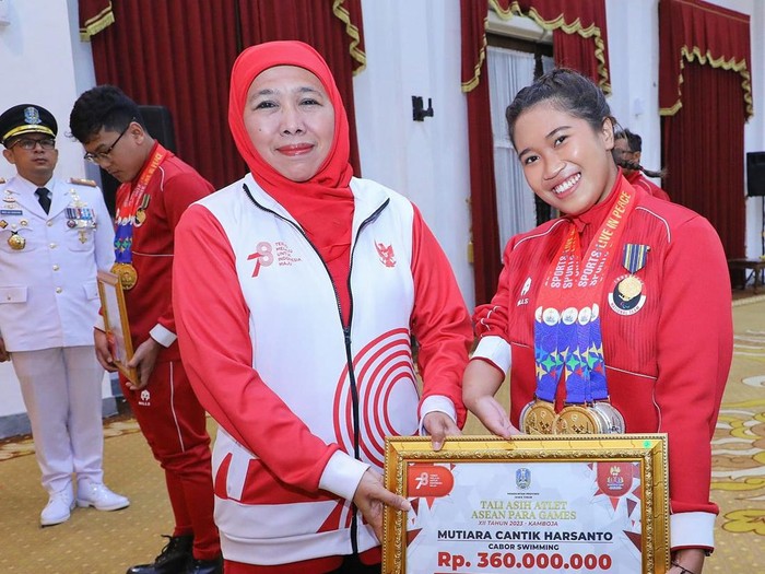 Gubernur Khofifah beri penghargaan atlet dan pelatih berprestasi Jatim