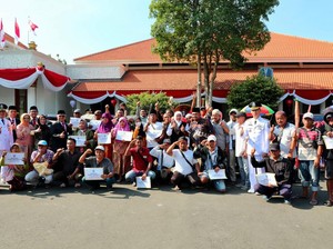 Syukur Gubernur Khofifah Berbagi Bersama PKL dan Masyarakat di Grahadi