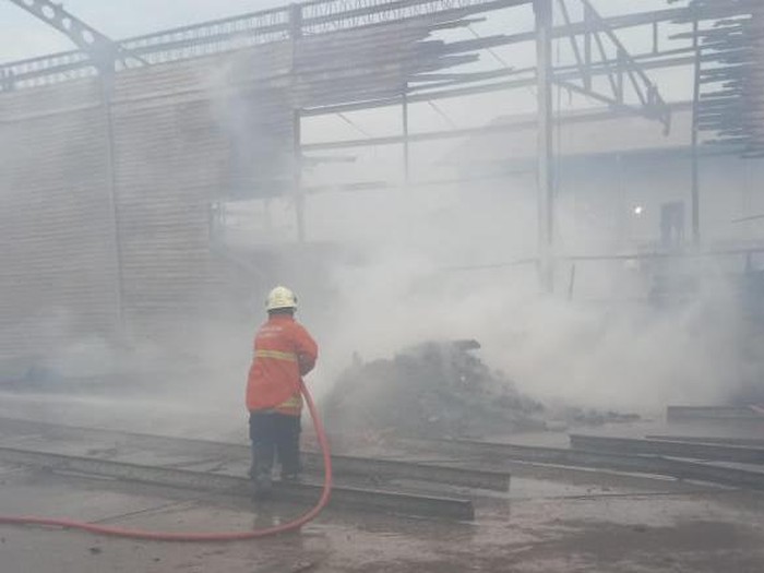 Gudang kayu di Asemrowo Surabaya terbakar