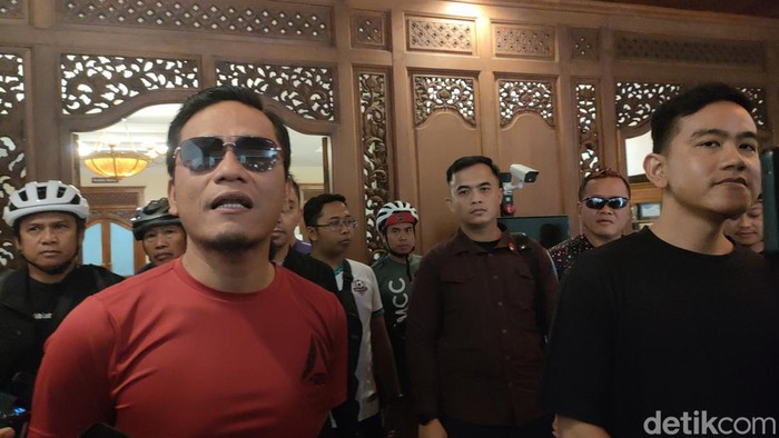 Gus Miftah mengundang Walkot Solo Gibran Rakabuming Raka ke Pengajian HUT Ponpes Ora Aji. Gus Miftah mengantar undangan dengan bersepeda, Jumat (18/8/2023).