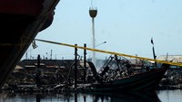 Badan Nasional Penanggulangan Bencana (BNPB) pada hari keempat kembali mengerahkan helikopter water boombing untuk melakukan pemadaman kapal nelayan yang masih mengeluarkan asap.