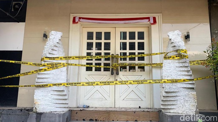 Hotel di Panglima Polim terbakar pada Kamis (17/8/2023) malam dan menewaskan tiga orang. Hotel tersebut kini diberi garis polisi. (Mulia Budi/detikcom)