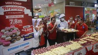 Acara ini serentak digelar di 128 Hypermart di seluruh Indonesia di mana setiap toko merangkai 7,8 meter donat. 