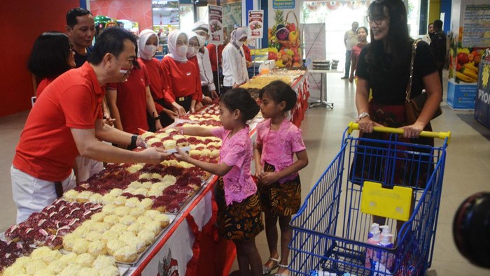 Hypermart Meriahkan HUT RI Hypermart memeriahkan HUT ke-78 RI. Mereka menyelenggarakan kegiatan merangkai donat terpanjang di 128 jaringan supermaketnya.