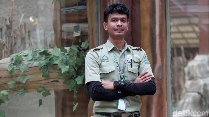 Igit Siswangki merupakan perawat atau keeper komodo di Taman Safari Indonesia. Meski sempat tiga kali digigit, Igit tetap merawat komodo dengan sepenuh hati.
