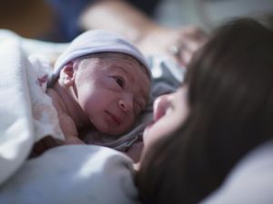Cerita Wanita Umur 70 Tahun Sukses Lahiran Anak Kembar Lewat Bayi Tabung
