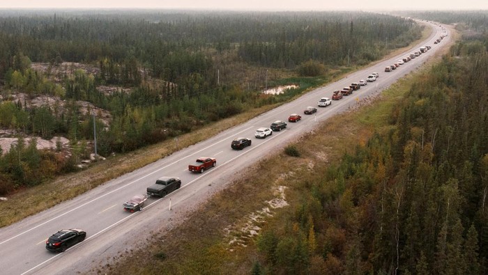 Kebakran hutan juga melanda Kota Yellowknife, Kanada. Warga pun berbondong-bondong mengungsi menggunakan kendaraannya.