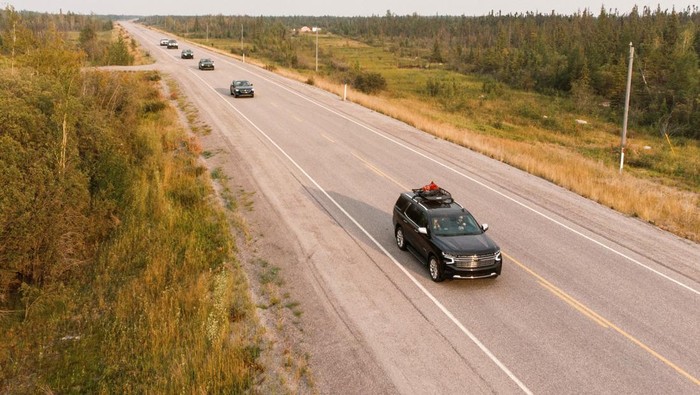 Iring-iringan Kendaraan Warga Kanada yang Ngungsi Gegara Kebakaran Kebakran hutan juga melanda Kota Yellowknife, Kanada. Warga pun berbondong-bondong mengungsi menggunakan kendaraannya.
