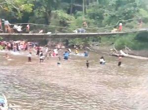 Jembatan Putus Saat Warga Kalbar Nonton Lomba Tangkap Bebek, 28 Orang Luka