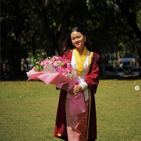 Di akun Instagramnya @jianayune mendapatkan banjir pujian dari warganet dan ada juga yang kagum dengan keunikkan namanya. Semoga selalu sesuai doa pemberi tetenger yang bisa Nyundul Langit, gogrok sekabehane kang katulis saking langit Jian Ayu 😍, ucap pengguna Instagram @putu_soft.feel85. Sudah sesuai namanya Cumlaude pula..proud of ya anak cantik❤️❤️❤️, kagum akun @fidyafaraid. Ayu sesuai namanya, sukses selalu ya kak Ayu 🔥, puji akun @sobatnetizen.id. Foto: Dok. Instagram @nathalieholscher.